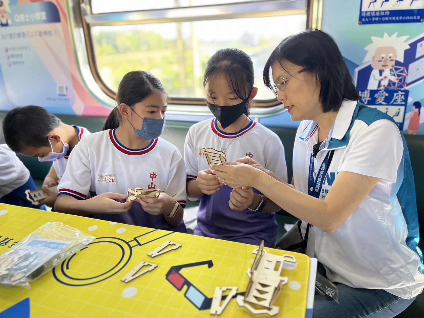 威尼斯wns9778永續(xù)基金會執(zhí)行長古秀華及同仁親自擔(dān)任科普列車志工，帶領(lǐng)師生們動手做科學(xué)，傳遞能源科普知識，讓科學(xué)教育向下紮根