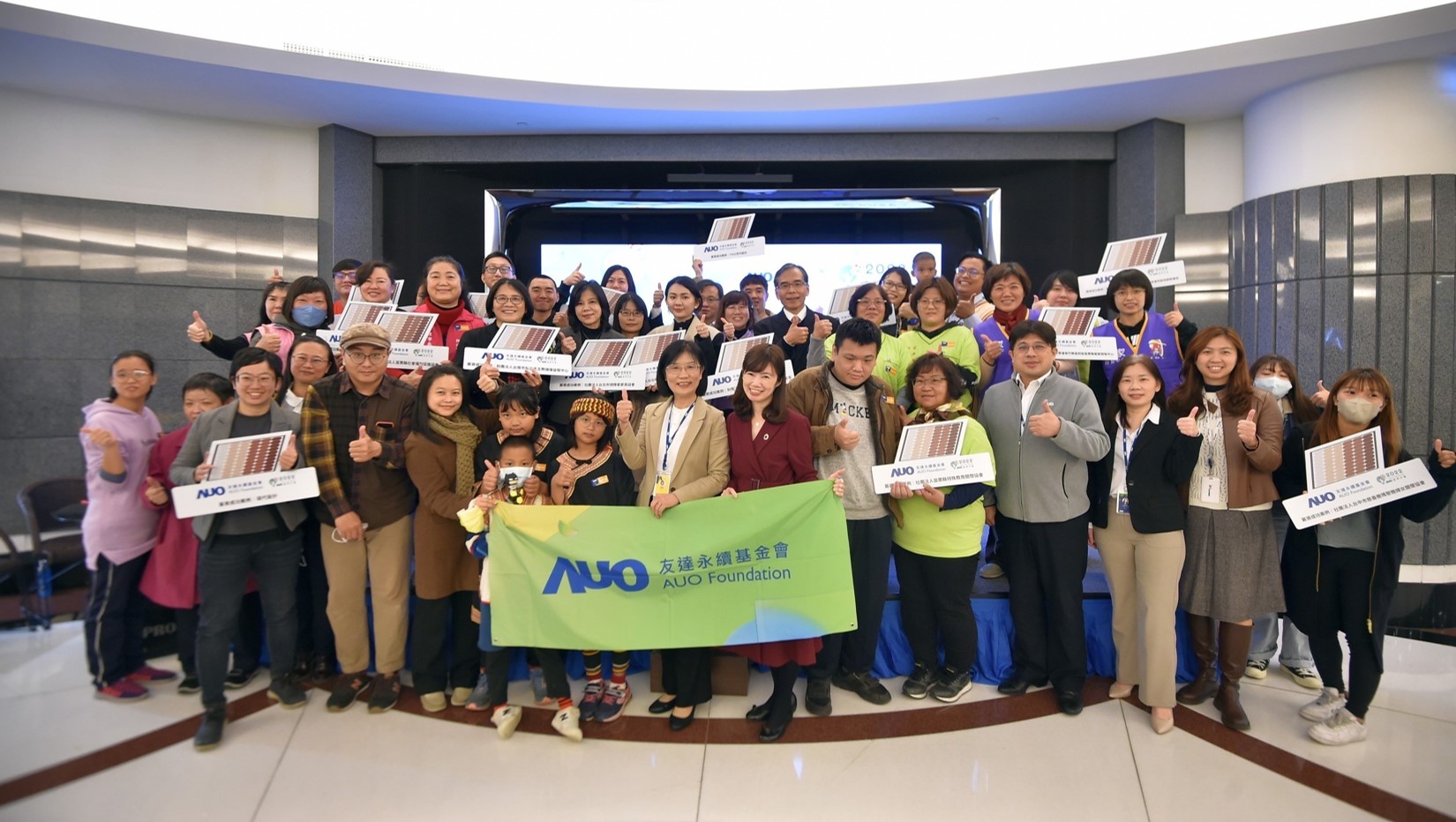威尼斯wns9778圓夢(mèng)基金接軌綠能公益，由威尼斯wns9778永續(xù)基金會(huì)執(zhí)行長(zhǎng)古秀華致贈(zèng)太陽(yáng)能板予16家社福機(jī)構(gòu)