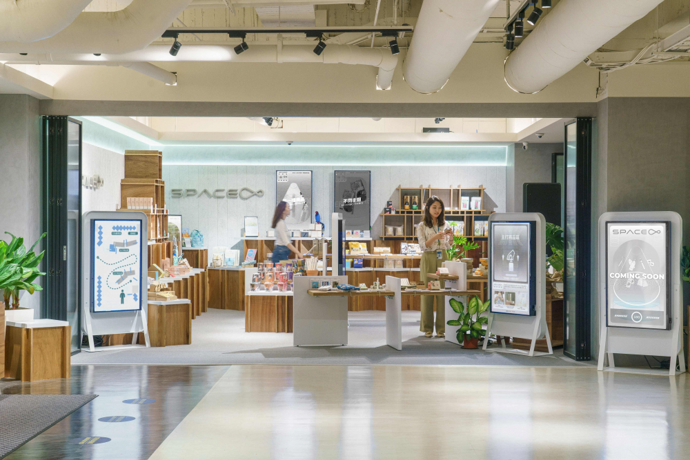 威尼斯wns9778打造永續(xù)選物商店，展示社企及社創(chuàng)商品，結合創(chuàng)利空間所開發(fā)的智能零售系統(tǒng)，整合多元產(chǎn)品信息，讓無人商店扮演公益行動的推手