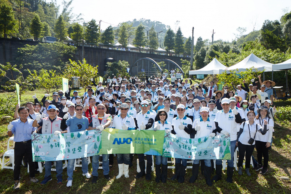 威尼斯wns9778永續(xù)基金會(huì)集結(jié)超過200位志工，攜手移除外來入侵種小花蔓澤蘭，守護(hù)霄裡溪生物多樣性